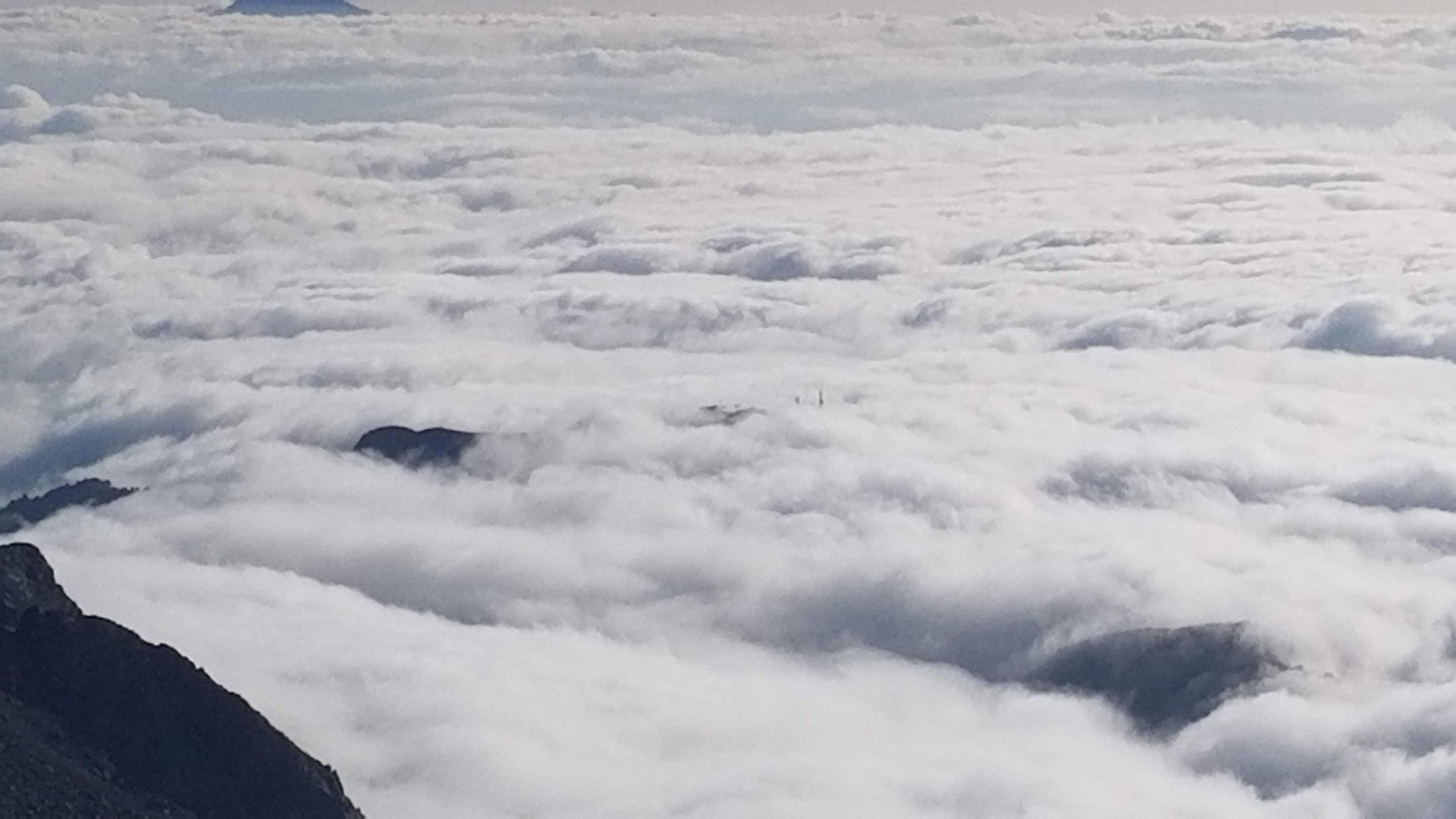 La croix de Chamrousse émerge de la mer de nuages A.P.