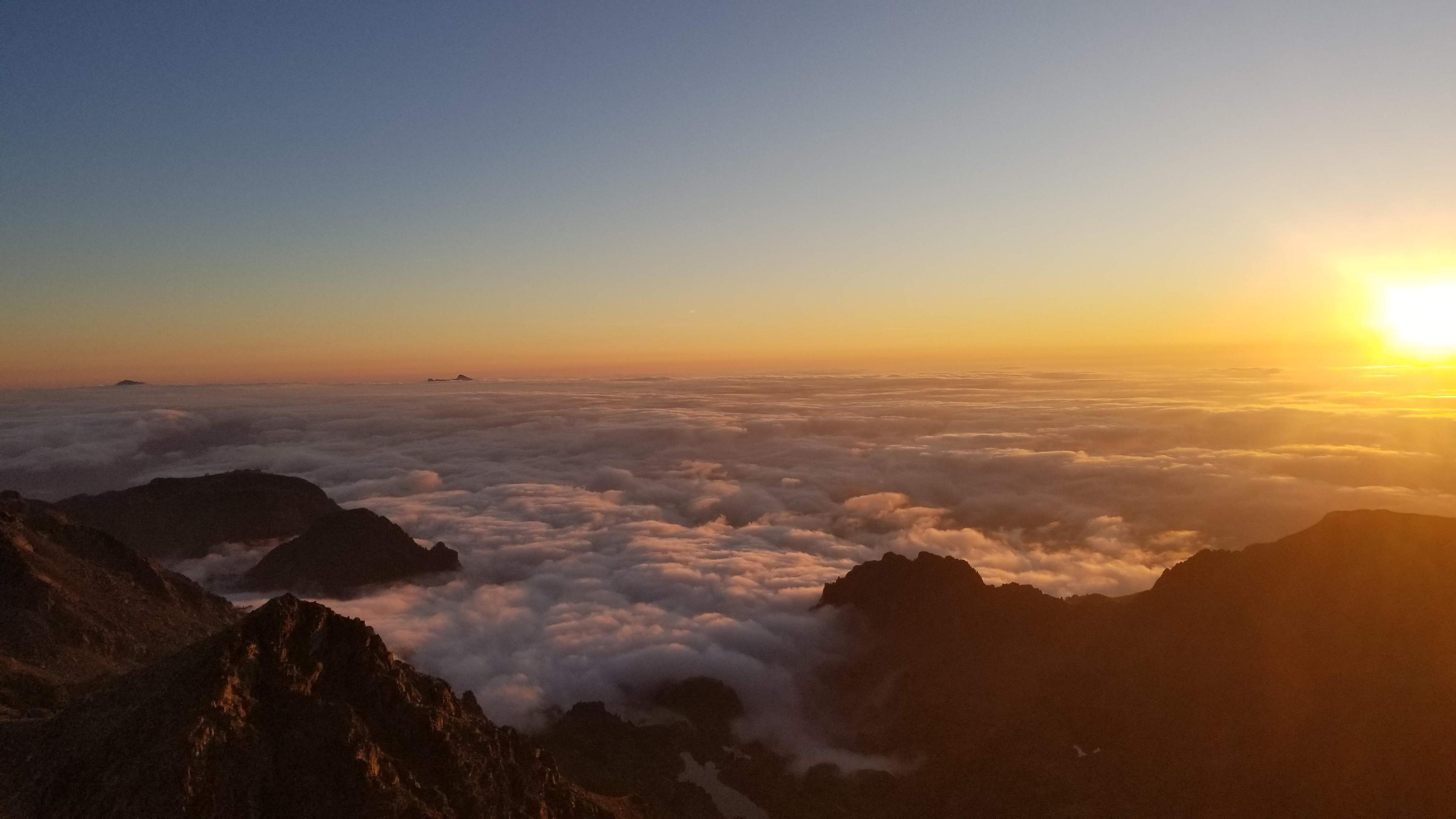 Coucher de soleil sur la mer de nuages A.P.