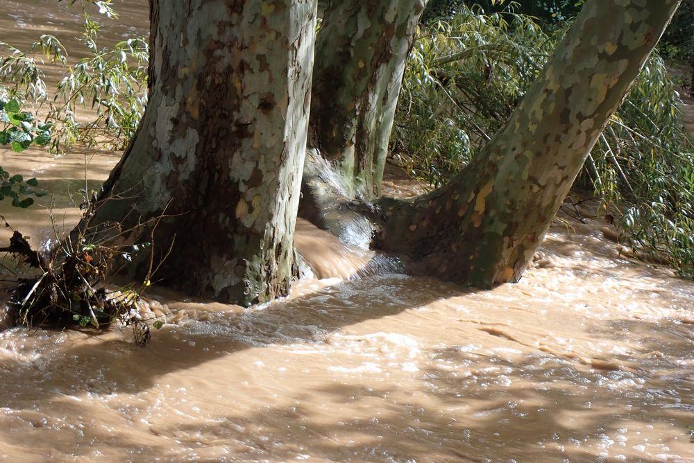 inondation près de l'arc très agité