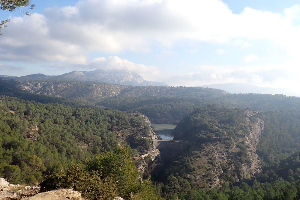 depuis les falaises de Bibémus : Lac Zola en partie gelé